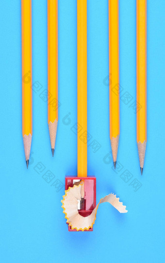 回来学校概念黄色的铅笔