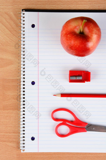 红色的剪刀铅笔苹果卷<strong>笔刀</strong>