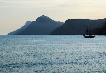 船停泊湾波特曼山背景