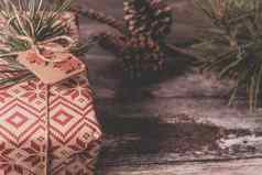 特写镜头圣诞节现在有创意的手工制作的装饰乡村Diy礼物包装红色的复古的包装纸自然古董线装饰木地板上云杉嫩枝松果背景Copyspace