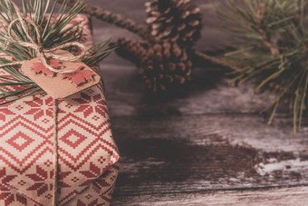 特写镜头圣诞节现在有创意的手工制作的装饰乡村Diy礼物包装红色的复古的包装纸自然古董线装饰木地板上云杉嫩枝松果背景Copyspace