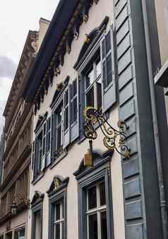 瑞士巴塞尔协议城市视图莱茵黄昏股票照片
