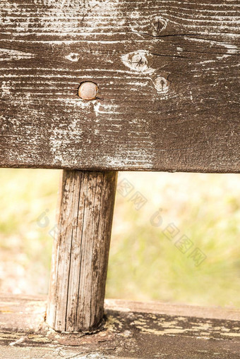 特写镜头细节饱经风霜的自然褪了色的农村木板凳上被忽视的农村乡村古董风格