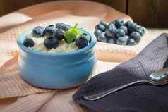 早....新鲜的早餐使自然产品小屋奶酪蓝莓