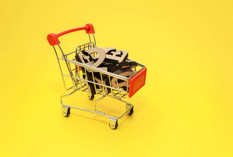 木信英语字母谎言微型购物电车黄色的背景特写镜头知识购买概念复制空间