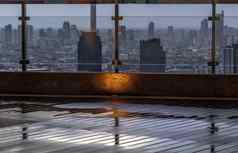屋顶阳台俯瞰城市视图下雨日落