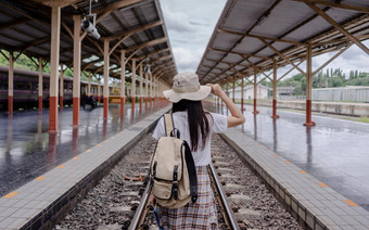 旅行者女人旅游手持有他背包持有<strong>旅游地</strong>图走铁路火车站活跃的旅行生活方式概念