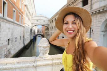 快乐年轻的女人需要自拍照片前面威尼斯桥叹了口气肖像美丽的女孩威尼斯意大利
