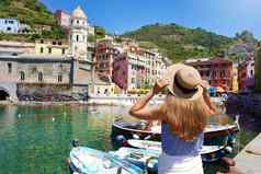 假期意大利美丽的女旅游风景如画的色彩斑斓的村vernazza意大利