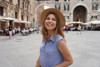 时尚年轻的女人参观城市维罗纳意大利文化之旅欧洲