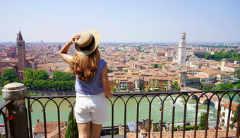 美丽的时尚的女人阳台享受城市景观维罗纳全景横幅快乐女孩阳台维罗纳意大利