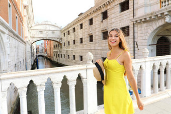 快乐年轻的女人威尼斯桥叹了口气美丽的女孩一边威尼斯桥意大利