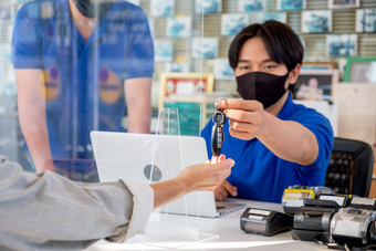 远程车关键汽车商店工人客户给手收到关键区域计数器服务流感大流行科维德