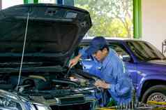 亚洲汽车机械师蓝色的统一的扳手修复问题部分引擎阀盖前面保险杠车车库