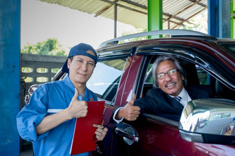 亚洲汽车技术员站显示拇指客户<strong>坐车</strong>微笑工作场所区域完成修复问题车