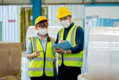 工厂工人卫生面具讨论管理产品仓库工作场所