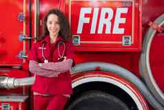 美丽的紧急医生女人站精益火卡车微笑概念支持人紧急灾难事件