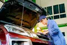 亚洲汽车机械师蓝色的统一的灯扳手修复问题车车库