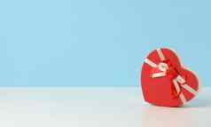 心形状的红色的纸板礼物盒子白色表格节日背景