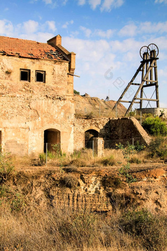 仍然是被遗弃的建筑机械矿山联盟村