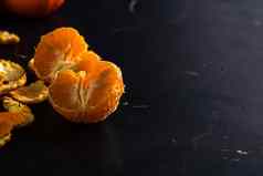 切片橙子黑色的背景新鲜的水果孤立的黑色的