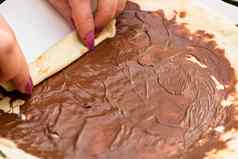 准备滚动美味的薄饼煎饼巧克力奶油关闭甜蜜的自制的甜点