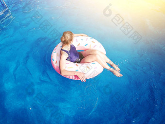 夏天<strong>温暖的</strong>假期女孩坐在橡胶环形式甜甜圈蓝色<strong>的</strong>池太阳时间放松空气床垫有趣<strong>的</strong>水<strong>家</strong>庭假期海度假胜地复制空间