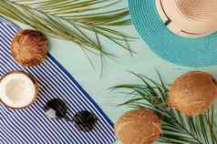 夏天作文布局热带棕榈叶子他眼镜海滩毛巾椰子背景海绿色概念夏天季节热平躺前视图复制空间