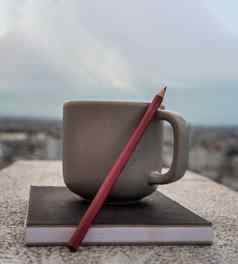 舒适的大气晚上咖啡城市视图杯咖啡日记笔记本铅笔记录记忆