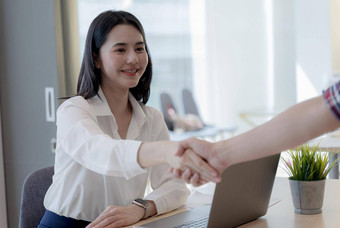 亚洲年轻的女商人摇晃手业务合作伙伴成功的协作明亮的办公室团队合作交易合作伙伴关系业务人概念