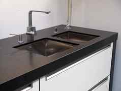 细节现代厨房水槽利用水龙头