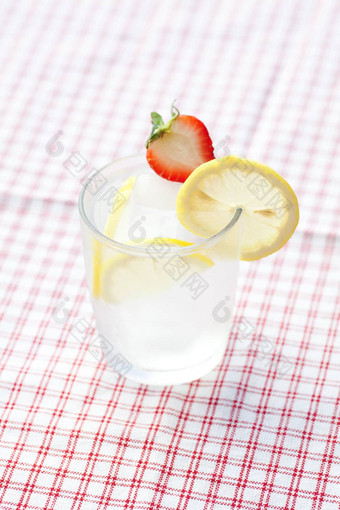 鸡尾酒冰柠檬草莓