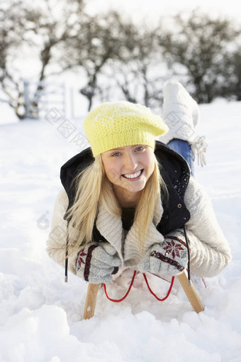 十几岁的女孩<strong>骑雪</strong>橇<strong>雪</strong>景观