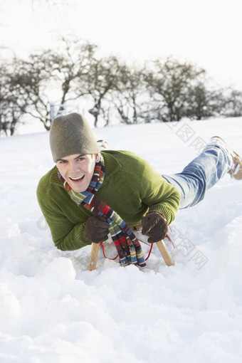 年轻的男人。骑雪橇雪景观