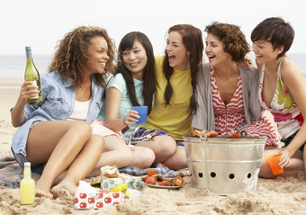集团女孩享受烧烤海滩
