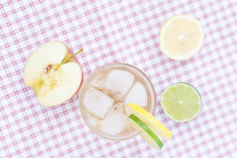 水柠檬石灰苹果玻璃冰
