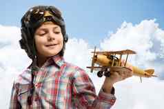 男孩头盔飞行员玩玩具飞机