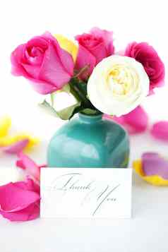 花束色彩斑斓的玫瑰花瓶花瓣卡单词