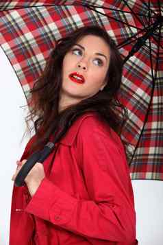 女人红色的外套格子呢伞