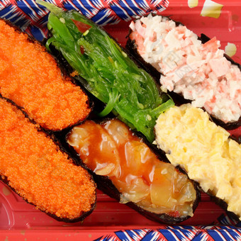寿司集红色的托盘