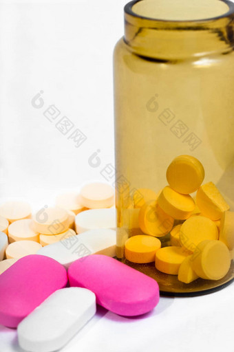 医学瓶紫色的黄色的药片白色伊索拉