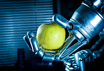机器人手持有新鲜的<strong>苹果</strong>