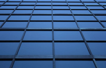 蓝色的玻璃面板摩天大楼