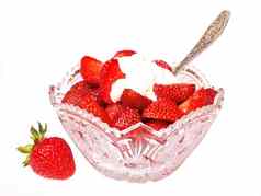 美味的草莓冰奶油玻璃碗孤立的白色背景浅深度场