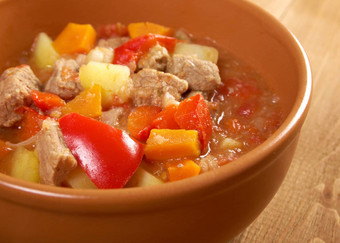 匈牙利热菜炖牛肉汤