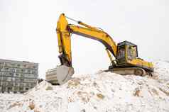 挖掘机沙子坑雪冬天公寓房子