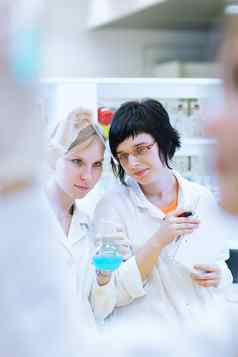 女研究员携带研究化学实验室