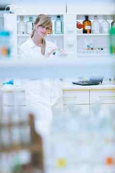 女研究员携带研究化学实验室