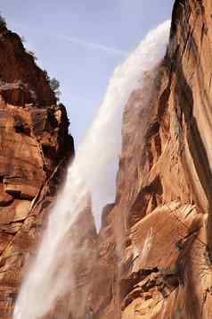 下降水哭泣岩石瀑布红色的岩石墙锡安峡谷