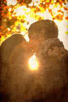 夫妇接吻公园日落